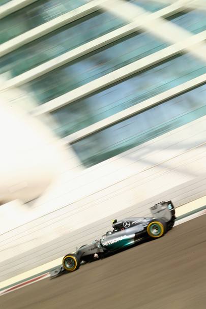 Uguali ma diversi: Rosberg ha segnato il miglior tempo rispetto al britannico, staccandolo di appena 0.369 millesimi; uno scarto pressoch impercettibile, proprio come le differenze tra le due immagini. (Getty Images).